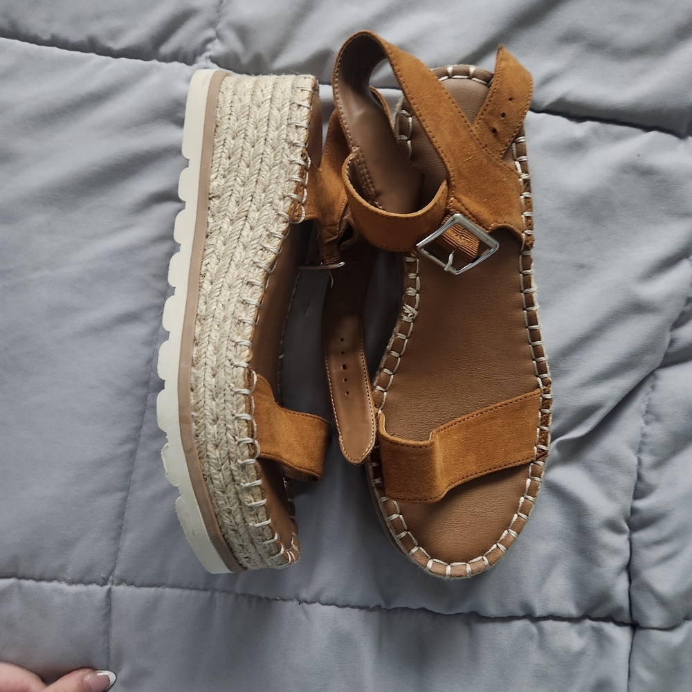 Universal Thread Tan Sandals with Buckle Straps - Picture 2 of 4